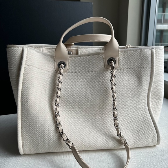 Chanel Large White Shopping Bag. New with dust bag, box and detachable clutch. - Picture 5 of 6